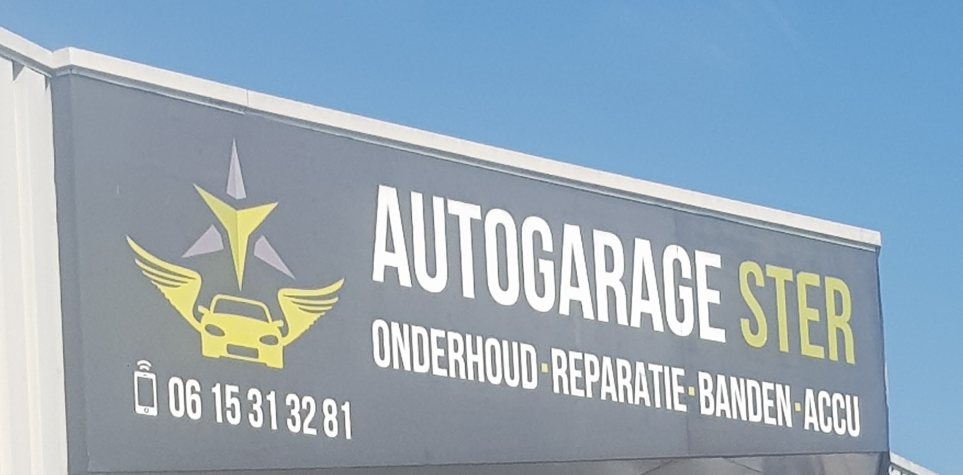 Het gevelbord van Autogarage Ster met het logo, de tekst onderhoud, reparatie, banden en accu, en het telefoonnummer